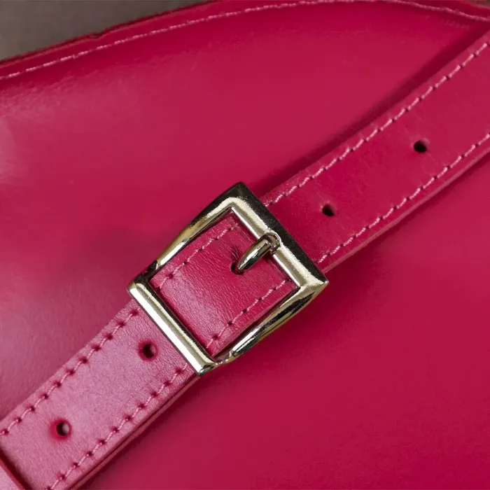 Модная женская бананка из натуральной кожи Shvigel 16392 Малиновый