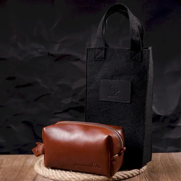 Чоловіча косметичка середнього розміру із гладкої шкіри на блискавці Серце GRANDE PELLE 16765 Світло-коричнева