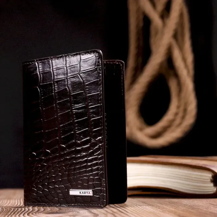 Мужская обложка на паспорт из фактурной кожи под рептилию KARYA 20923 Коричневый