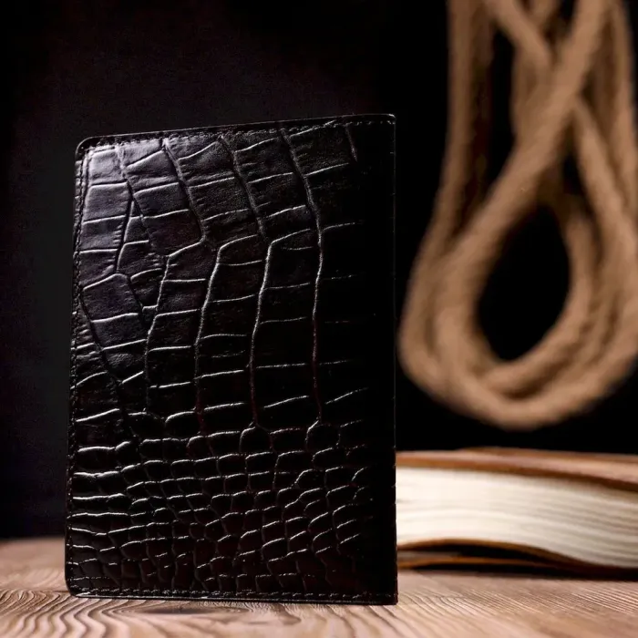 Мужская обложка на паспорт из фактурной кожи под рептилию KARYA 20923 Коричневый