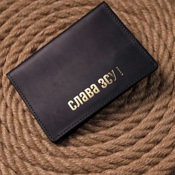 Надежная обложка на паспорт в винтажной коже Слава ЗСУ GRANDE PELLE 16724 Черная