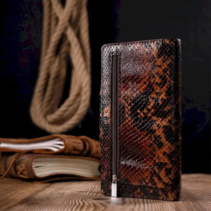 Надежное женское портмоне из натуральной фактурной кожи под змею KARYA 21005 Коричневый