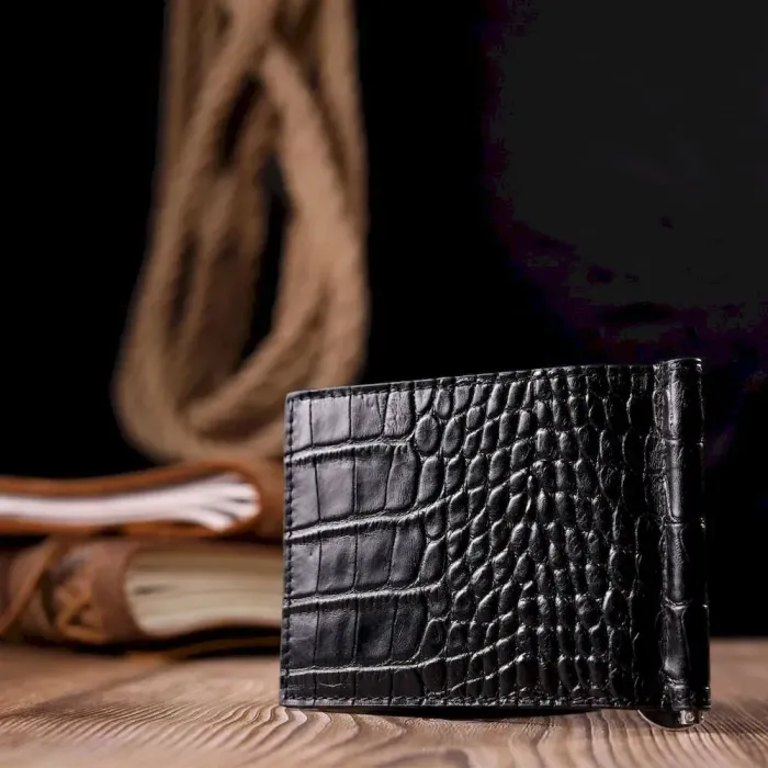 Надежный мужской зажим из фактурной кожи под рептилию KARYA 21056 Черный