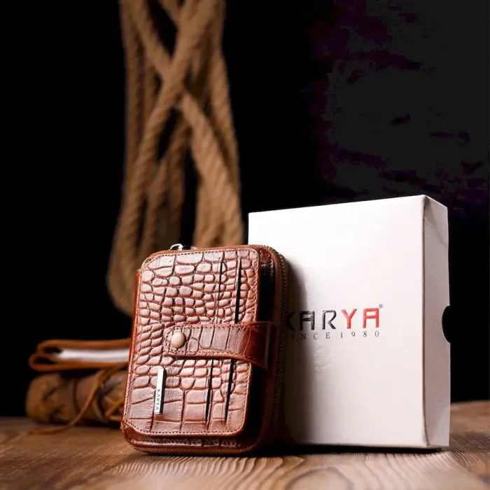 Небольшой кошелек из натуральной фактурной кожи под крокодила KARYA 20973 Коричневый