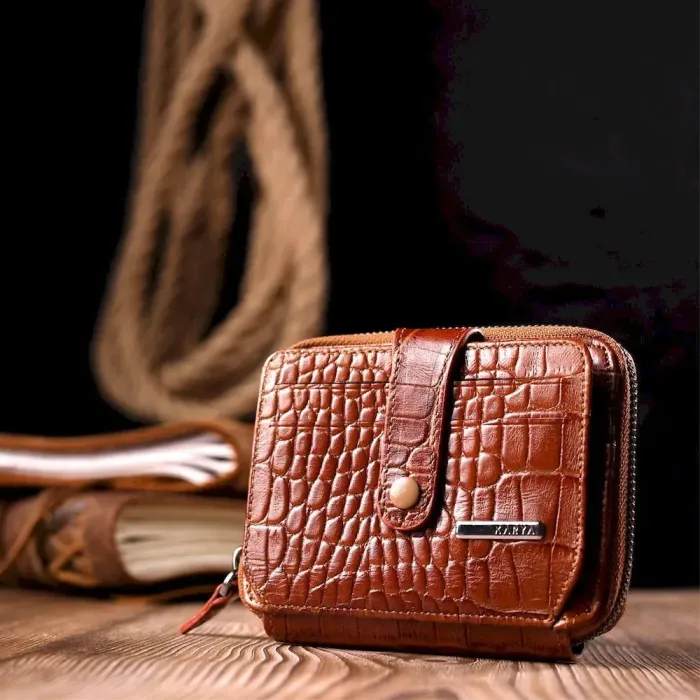 Небольшой кошелек из натуральной фактурной кожи под крокодила KARYA 20973 Коричневый