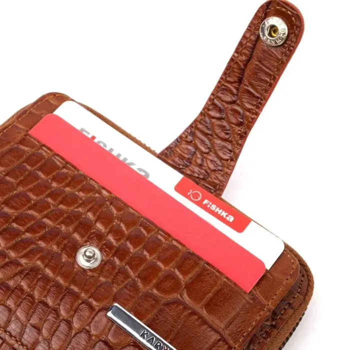 Небольшой кошелек из натуральной фактурной кожи под крокодила KARYA 20973 Коричневый