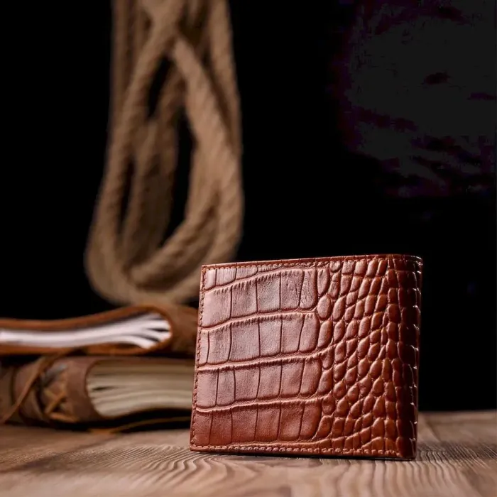 Небольшой мужской зажим из фактурной кожи под рептилию KARYA 21051 Коричневый