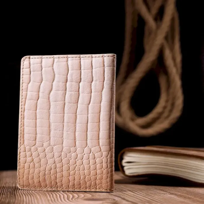 Незвичайна обкладинка на паспорт із фактурної шкіри під рептилію KARYA 20921 Молочний