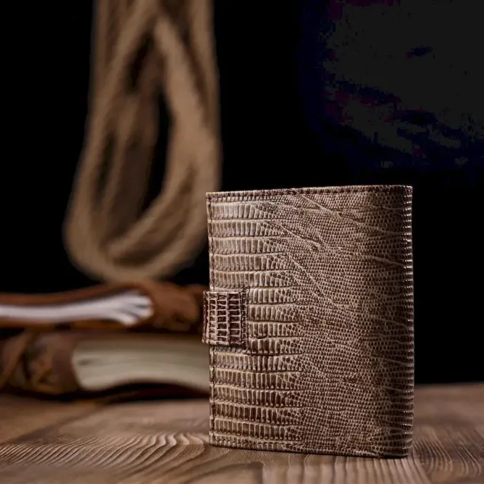 Необычное лакированное портмоне из фактурной кожи KARYA 21048 Бежевый