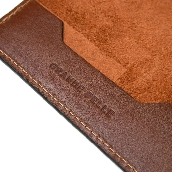 Обкладинка на паспорт із натуральної шкіри GRANDE PELLE 11485 Коричневий