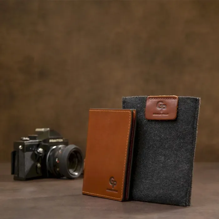 Обкладинка на паспорт із натуральної шкіри GRANDE PELLE 11485 Коричневий