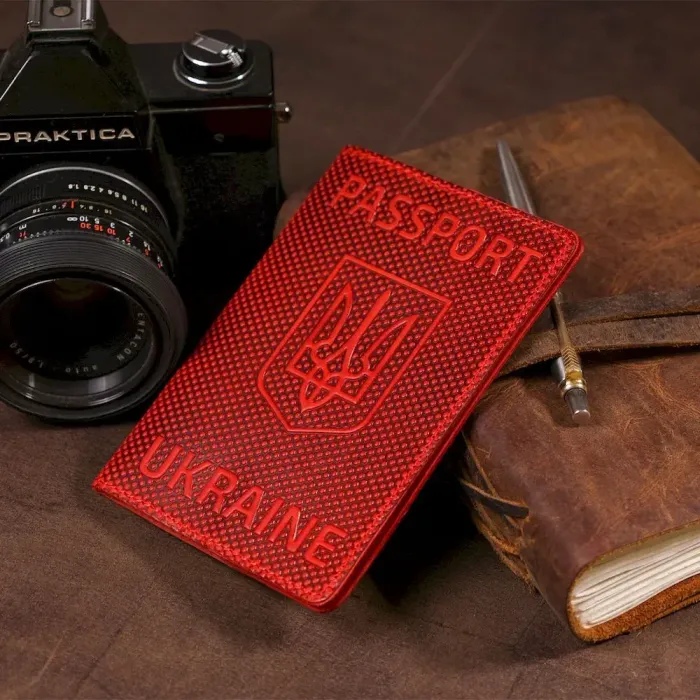 Обкладинка на паспорт Shvigel 13958 з точковим тисненням шкіряна Червона