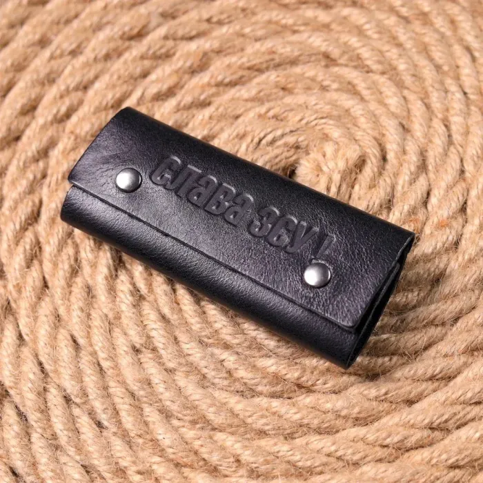 Оригінальна ключниця у глянцевій шкірі Слава ЗСУ GRANDE PELLE 16717 Чорна