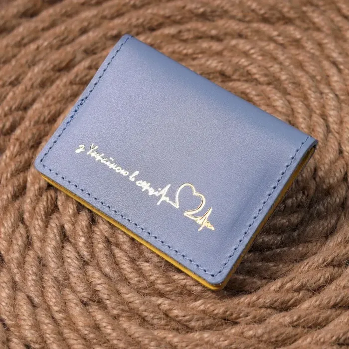 Оригинальная кожаная обложка на документы комби двух цветов Сердце GRANDE PELLE 16707 Желто-голубая