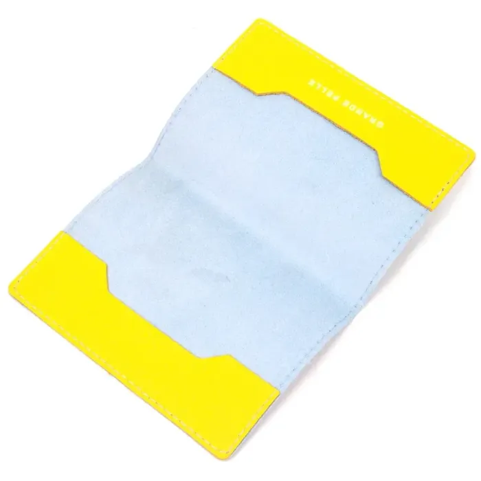 Оригінальна шкіряна обкладинка на паспорт комбі двох кольорів Серце GRANDE PELLE 16729 Жовто-блакитна