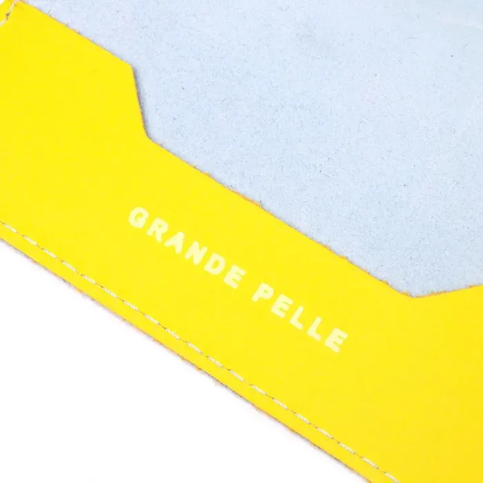 Оригінальна шкіряна обкладинка на паспорт комбі двох кольорів Серце GRANDE PELLE 16729 Жовто-блакитна