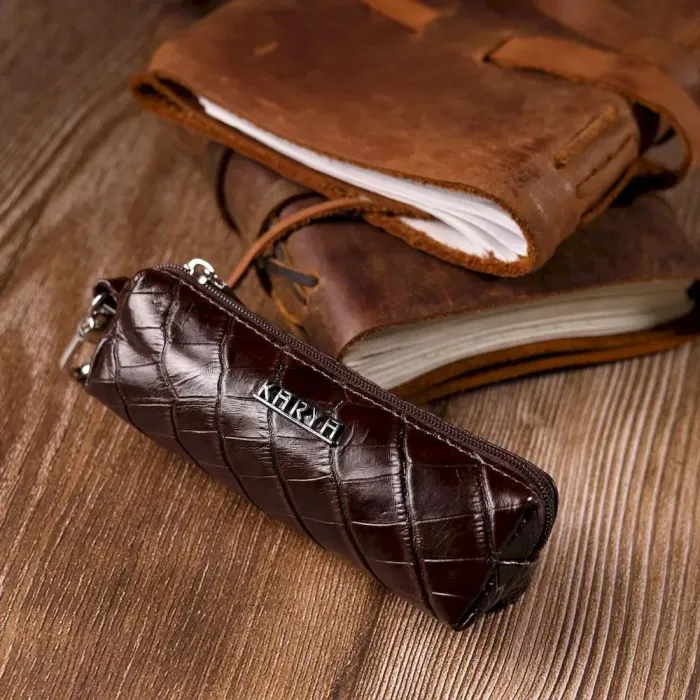 Практичная ключница из натуральной кожи с тиснением под крокодила KARYA 21218 Коричневый