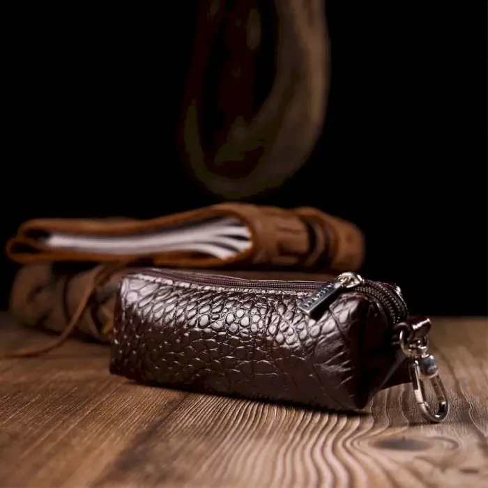 Практичная ключница из натуральной кожи с тиснением под крокодила KARYA 21218 Коричневый