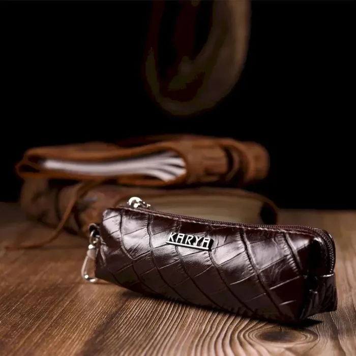 Практичная ключница из натуральной кожи с тиснением под крокодила KARYA 21218 Коричневый