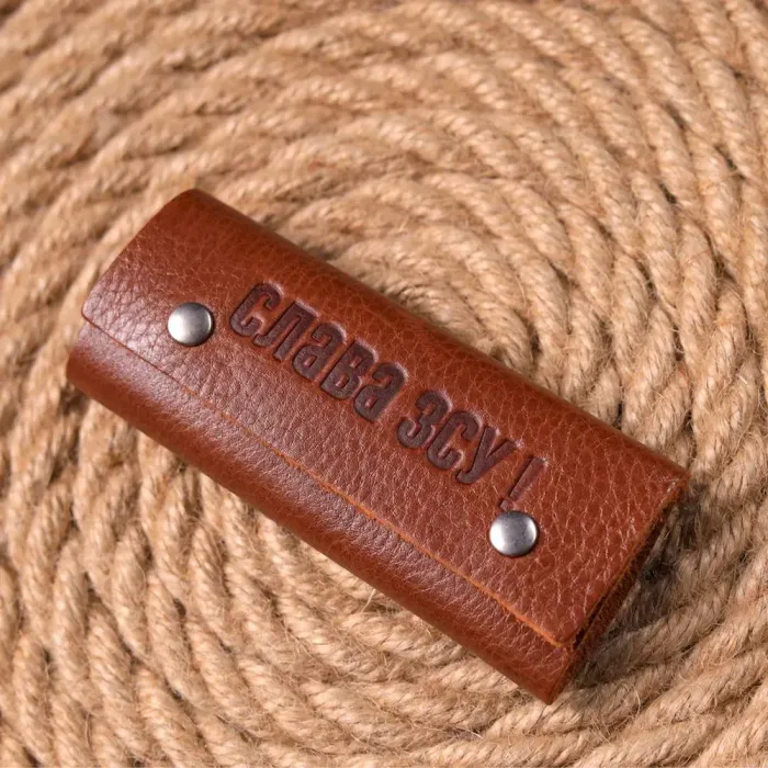 Практична ключниця у глянцевій шкірі Слава ЗСУ GRANDE PELLE 16720 Світло-коричнева