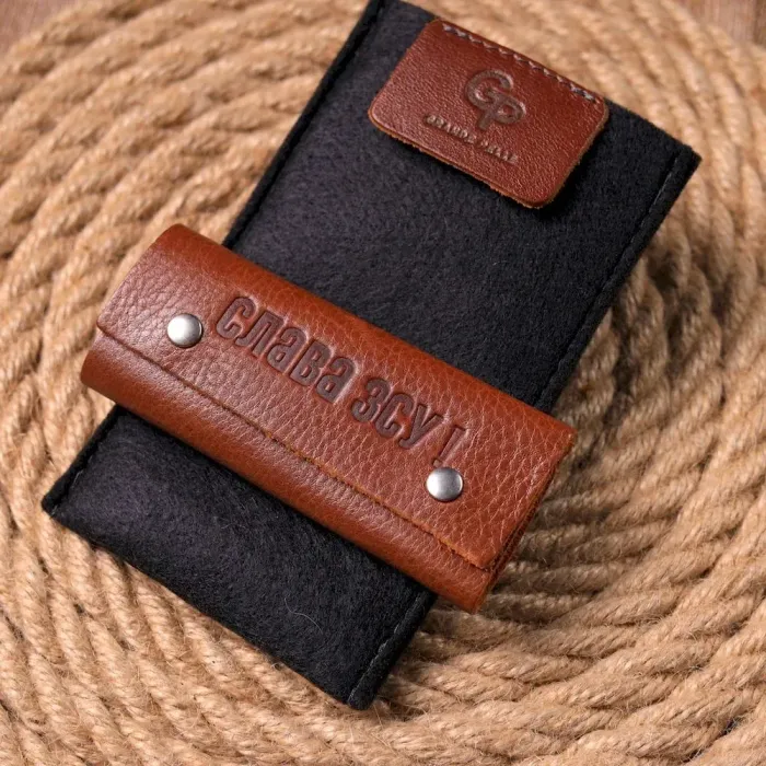 Практична ключниця у глянцевій шкірі Слава ЗСУ GRANDE PELLE 16720 Світло-коричнева