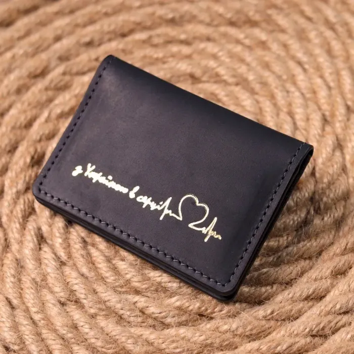 Практичная кожаная обложка на документы Сердце GRANDE PELLE 16702 Черная