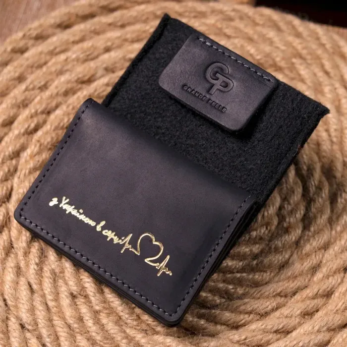 Практичная кожаная обложка на документы Сердце GRANDE PELLE 16702 Черная