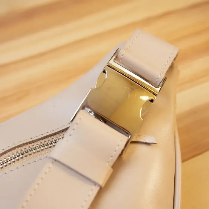 Практична шкіряна сумка на пояс GRANDE PELLE 11357 Бежевий