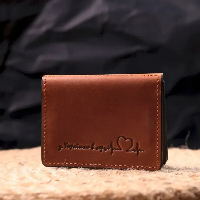 Практичная обложка на автодокументы в винтажной коже Сердце GRANDE PELLE 16711 Светло-коричневая