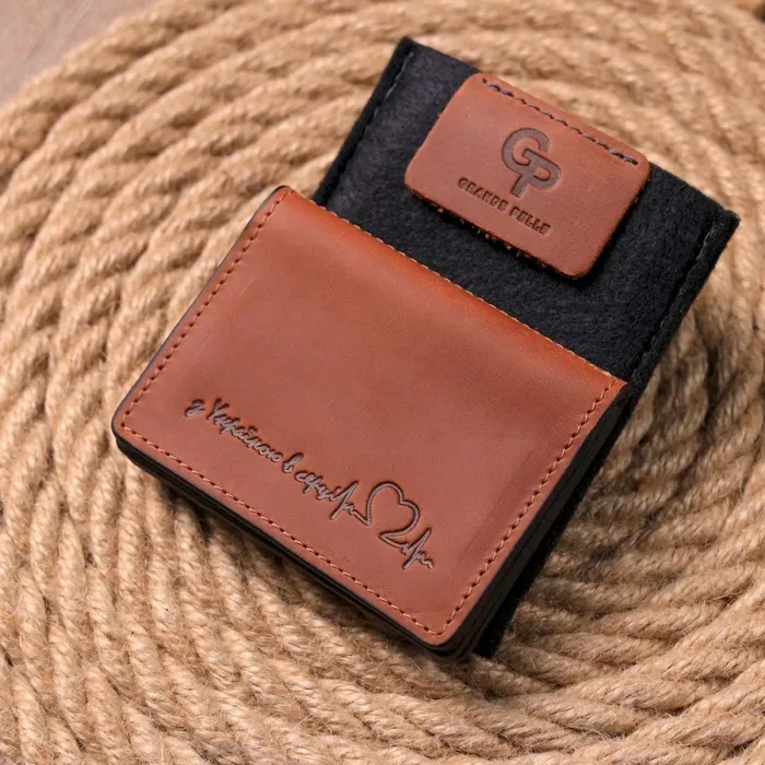 Практичная обложка на автодокументы в винтажной коже Сердце GRANDE PELLE 16711 Светло-коричневая