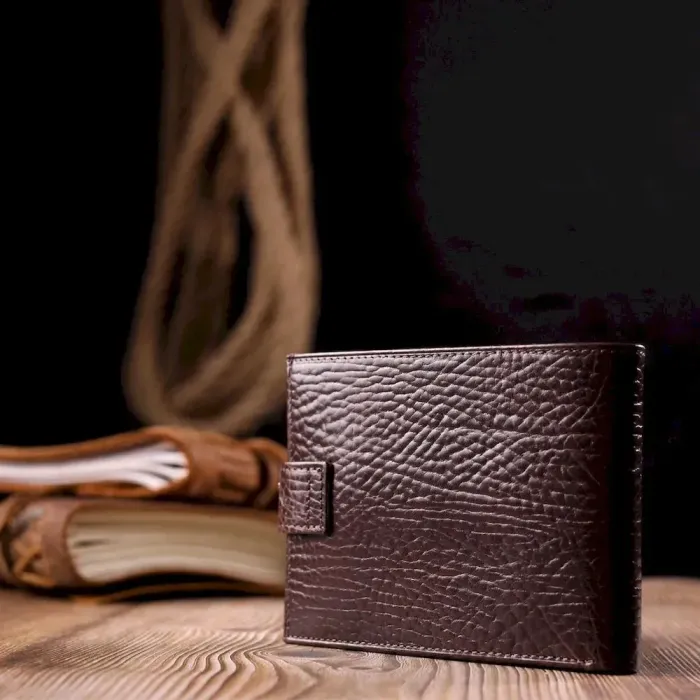 Практичний чоловічий портмоне з хлястиком з натуральної шкіри KARYA 21086 Коричневий