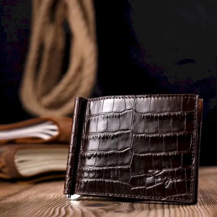 Практичный мужской зажим из фактурной кожи под рептилию KARYA 21055 Коричневый