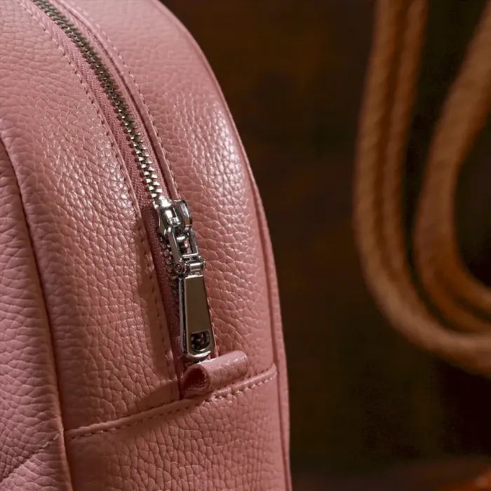 Практичний жіночий рюкзак з натуральної шкіри Shvigel 16319 Рожевий