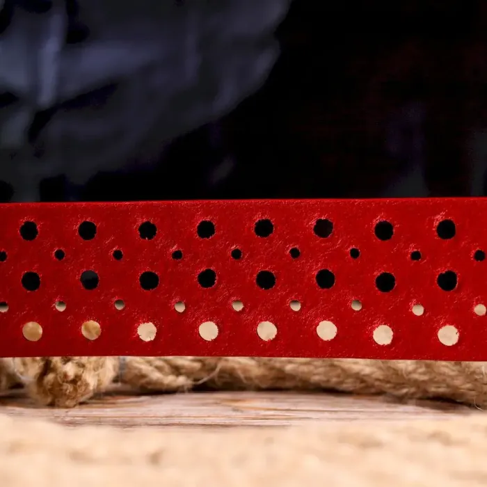 Ремінь жіночий з перфорацією з натуральної шкіри Grande Pelle 21477 Червоний