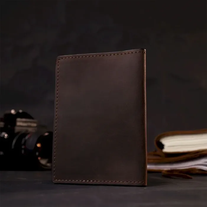 Стильна шкіряна обкладинка на паспорт з тримачем Apple AirTag GRANDE PELLE 11621 Коричневий