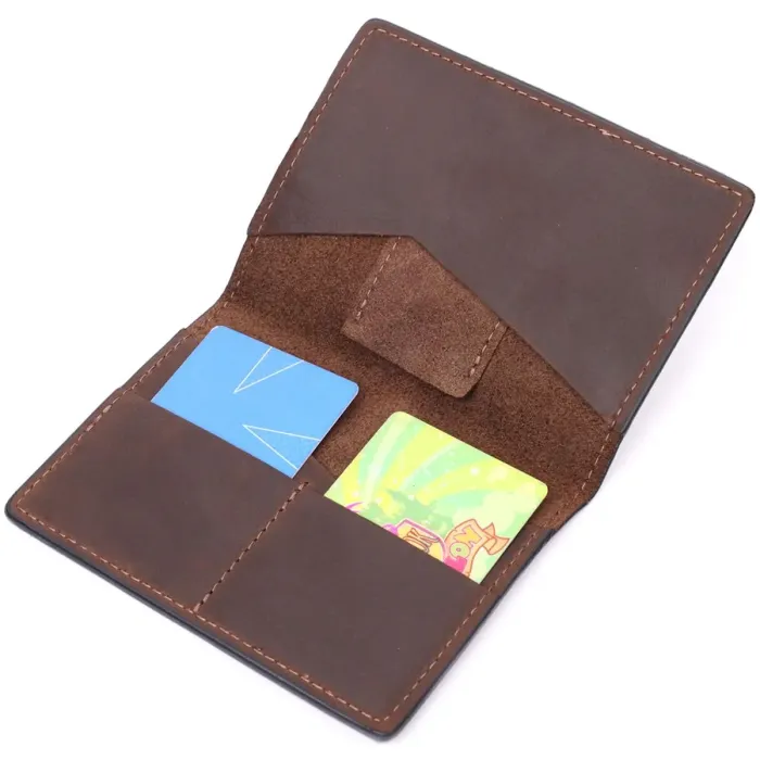 Стильна шкіряна обкладинка на паспорт з тримачем Apple AirTag GRANDE PELLE 11621 Коричневий