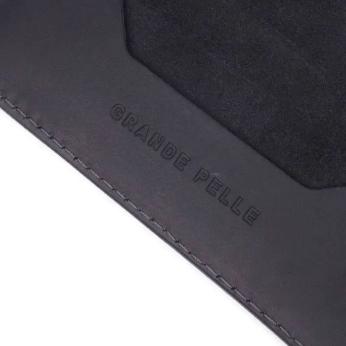 Стильна обкладинка на паспорт у вінтажній шкірі Карта GRANDE PELLE 16770 Чорна