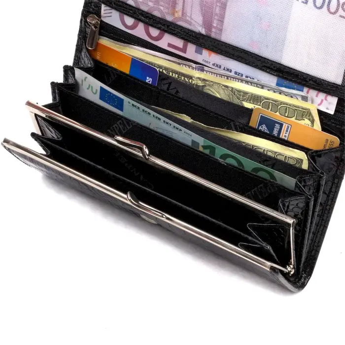 Стильный женский кошелек из лакированной натуральной кожи с тиснением под крокодила CANPELLINI 21707 Черный