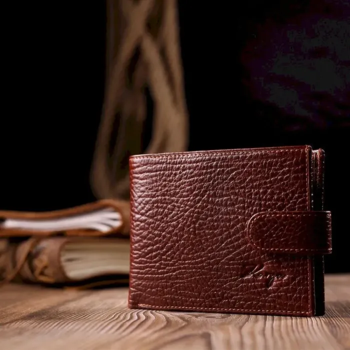 Зручний чоловічий гаманець з хлястиком із натуральної шкіри KARYA 21088 Світло-коричневий