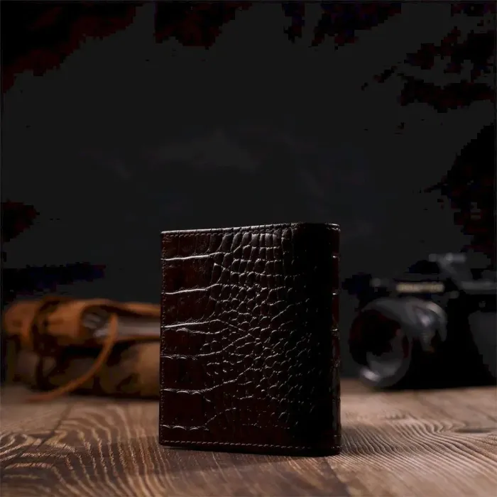 Вертикальне фактурне портмоне для чоловіків з натуральної шкіри з тисненням під крокодила BOND 22061 Коричневий