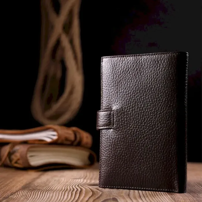 Вертикальний чоловічий портмоне з хлястиком з натуральної шкіри KARYA 21192 Коричневий