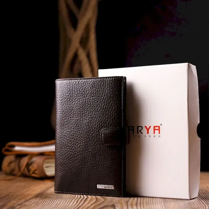 Вертикальний чоловічий портмоне з хлястиком з натуральної шкіри KARYA 21192 Коричневий