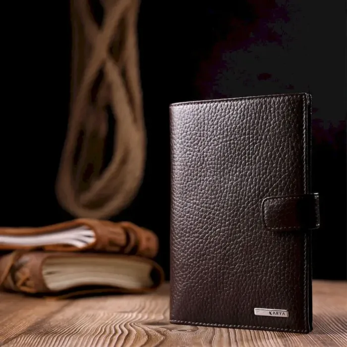 Вертикальний чоловічий портмоне з хлястиком з натуральної шкіри KARYA 21192 Коричневий