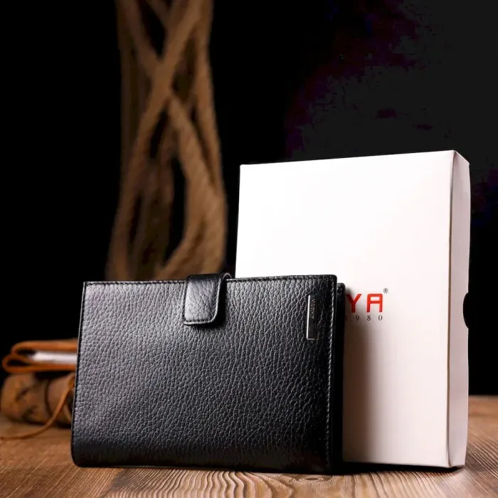 Вертикальное мужское портмоне с хлястиком из натуральной кожи KARYA 21195 Черный