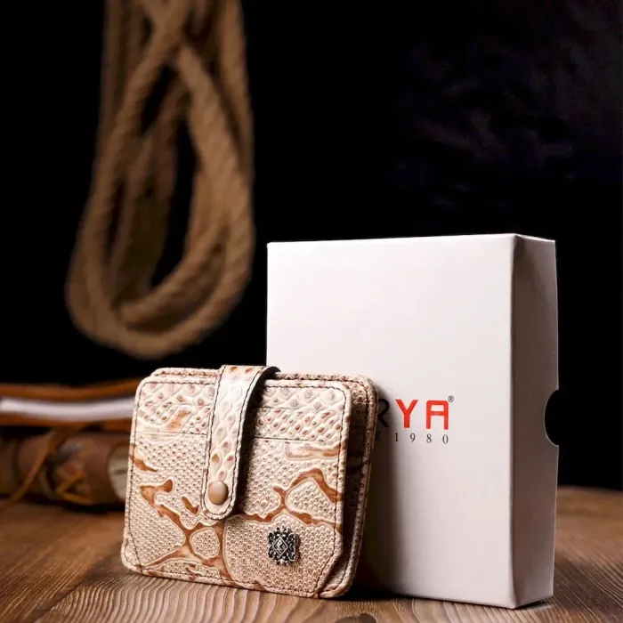 Визитница из натуральной фактурной кожи под змею KARYA 20962 Бежевый