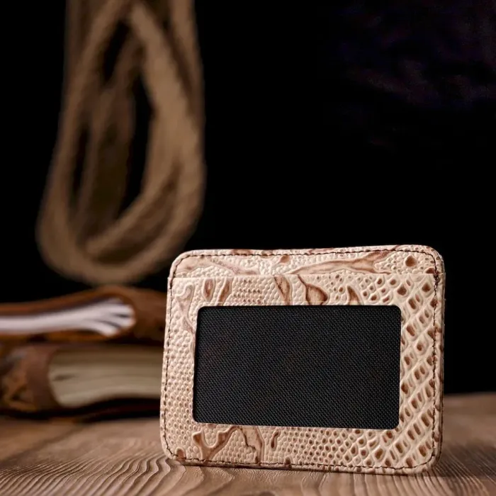 Визитница из натуральной фактурной кожи под змею KARYA 20962 Бежевый