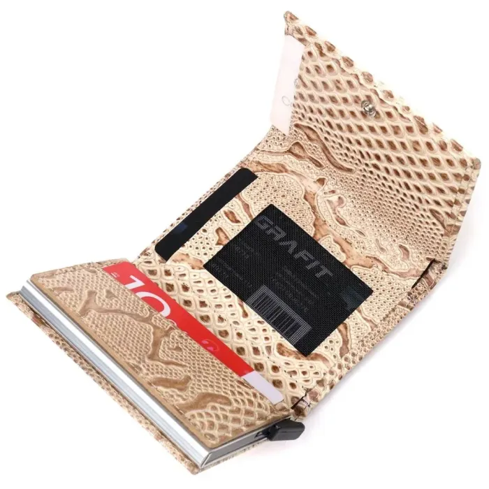 Візитниця із натуральної фактурної шкіри під змію KARYA 20985 Бежевий