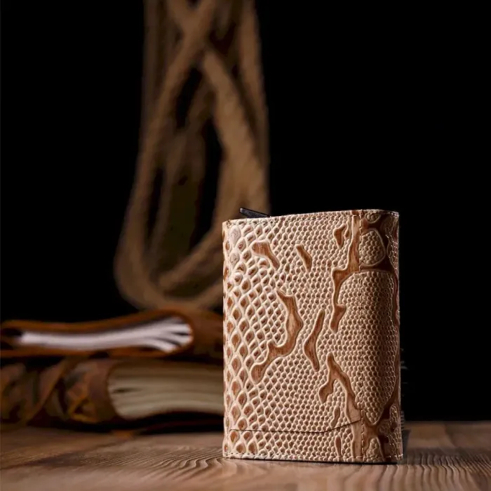 Візитниця із натуральної фактурної шкіри під змію KARYA 20985 Бежевий