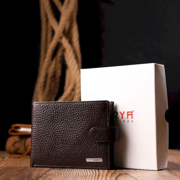 Вместительное мужское портмоне с хлястиком из натуральной кожи KARYA 21081 Коричневый