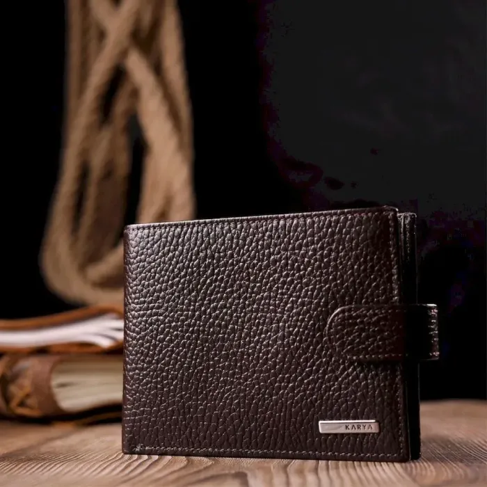 Вместительное мужское портмоне с хлястиком из натуральной кожи KARYA 21081 Коричневый